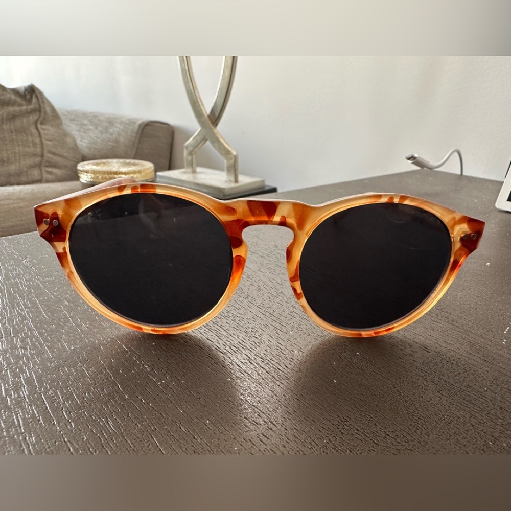 Diff Eyewear Tortoiseshell Round Sunglasses with Black Lenses